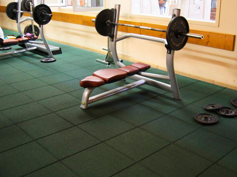 Резиновая плитка для спортивной площадки в фитнес-клубе